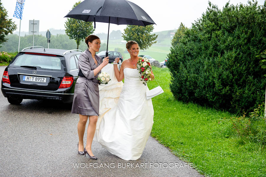 Hochzeits-Fotograf Bayern, Ankunft der Braut an der Kirche