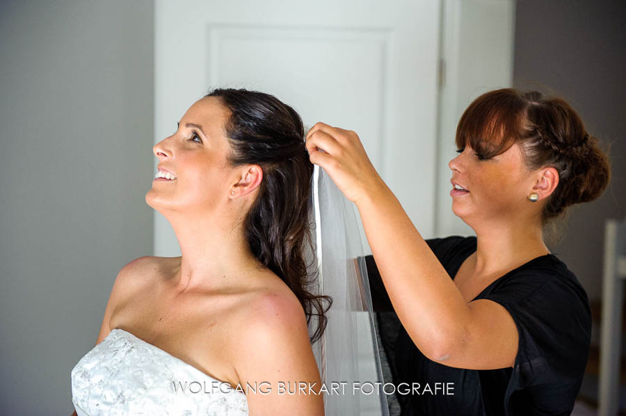 Hochzeit Fotograf München, getting ready Braut mit Visagistin