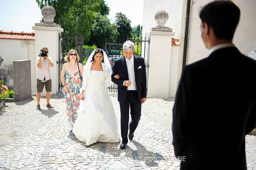 Hochzeit Fotograf Starnberg, Braut wird vom Brautvater zur Kirche gebracht