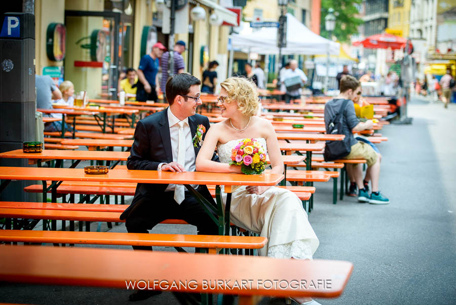 Hochzeitsfotograf München, Hochzeitsfoto auf einer Bierbank in Schwabing