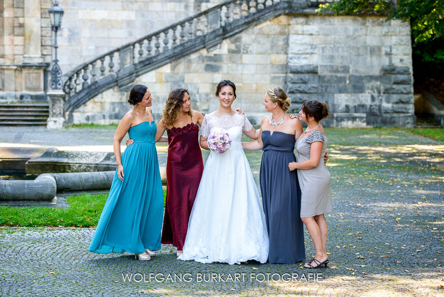 Hochzeitsfoto München, Braut mit Freundinnen am Friedensengel