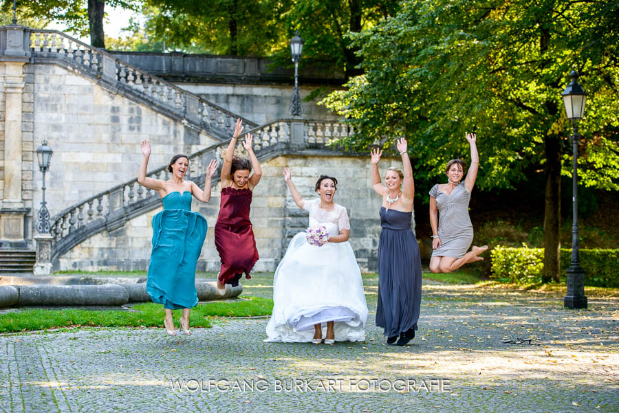 Hochzeitsreportage München , hüpfende Braut