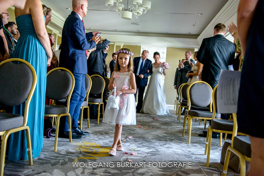 Fotograf München Hochzeit, Blumenkind beim Einzug