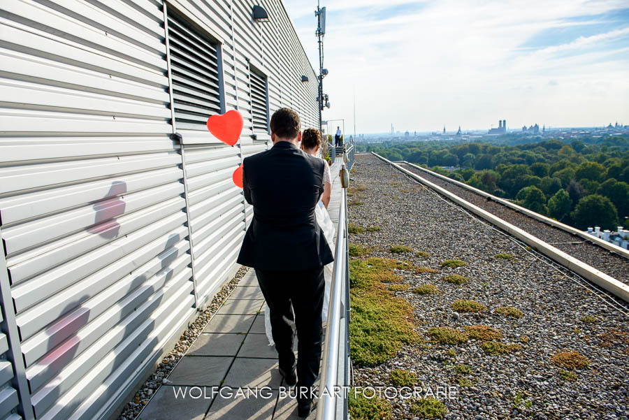 Hochzeitsfoto München, Brautpaar mit Luftballon auf der Terrasse