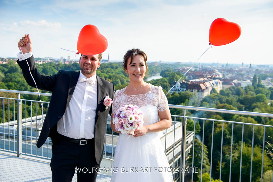 Hochzeitsfoto München, Brautpaar mit Luftballons