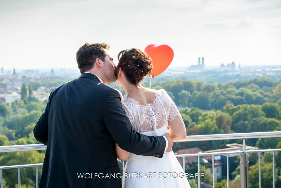 Hochzeitsfoto München, Brautpaar mit Luftballon