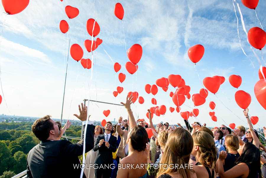 Hochzeitsfoto München, Luftballons steigen lassen