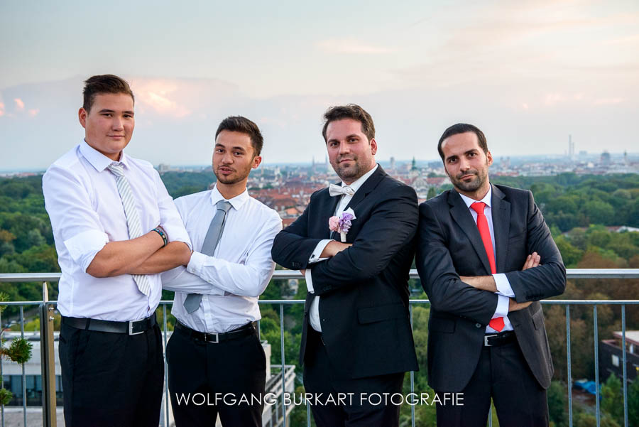 Hochzeits-Reportage München, Gruppenbild auf der Dachterrasse Hilton Hotel