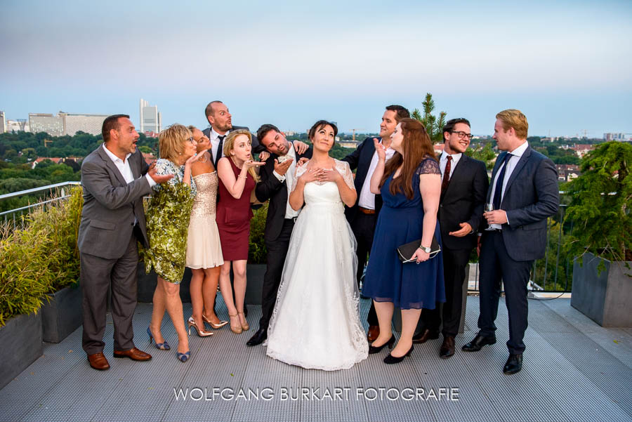 Hochzeits-Foto-Reportage München, Gruppenfoto Dachterrasse Hotel
