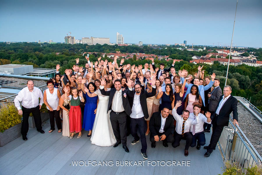 Hochzeits-Foto-Reportage München, Gruppenbild auf der Dachterrasse Hilton Hotel