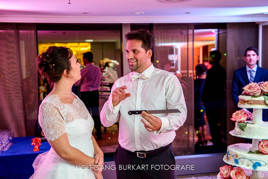 Hochzeits-Foto-Reportage München, anschneiden der Hochzeitstorte