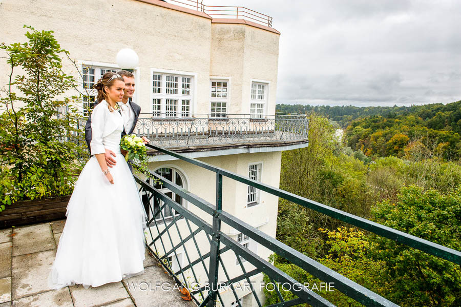 Hochzeitsfotografie München, shooting der Hochzeitsfotos auf der Terrasse des Rabenwirt