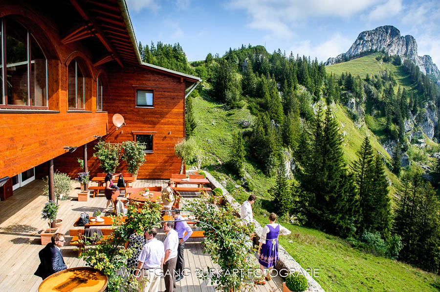 Hochzeit Fotograf München, Terrasse der Sonnenalm auf der Kampenwand im Chiemgau Aschau