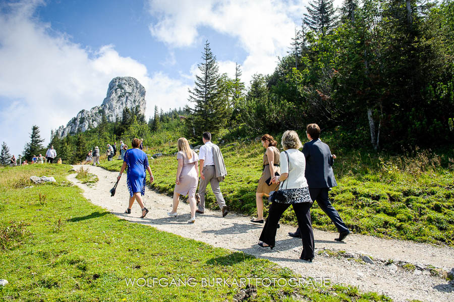 Hochzeit Fotograf Chiemsee, Hochzeitsgäste auf dem Weg zur Trauung