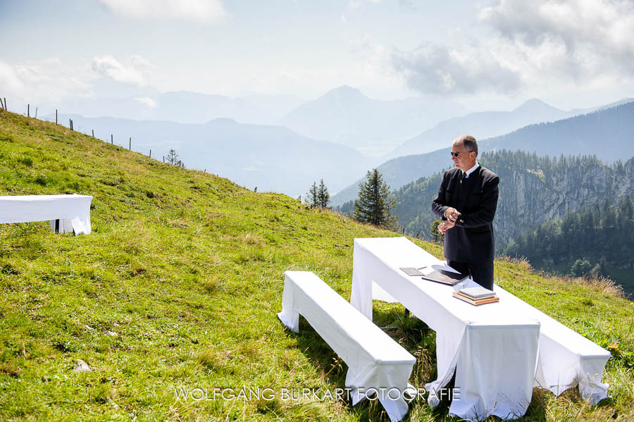 Hochzeit Fotograf Chiemsee, Standesbeamter wartet auf das Brautpaar in den Bergen