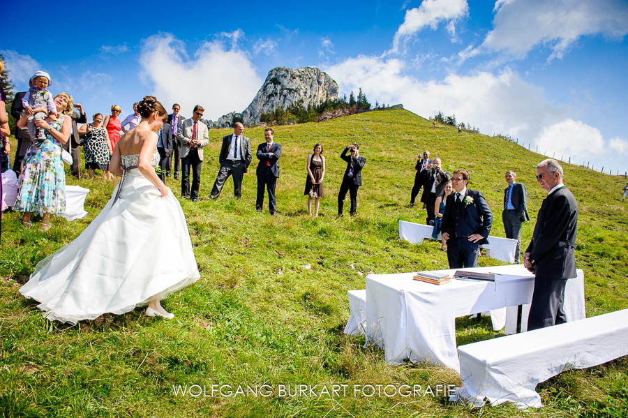 Hochzeit Fotograf Chiemsee, Ankunft der Braut zur freien Trauung
