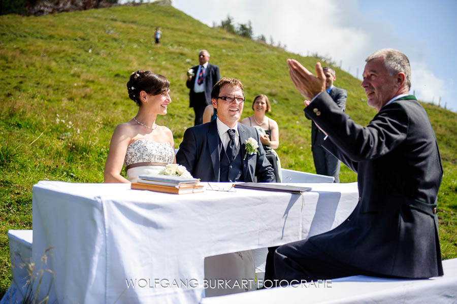 Hochzeit Fotograf Chiemsee, Standesbeamter und Brautpaar auf der Kampenwand
