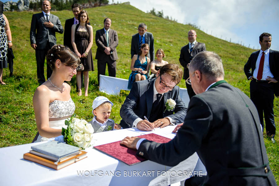 Hochzeit Fotograf Chiemsee, Bräutigam bei der Unterschrift
