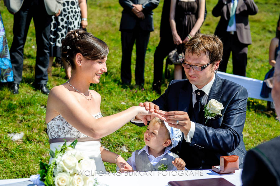 Hochzeit Fotograf Chiemsee, Bräutigam steckt der Braut den Ehering an