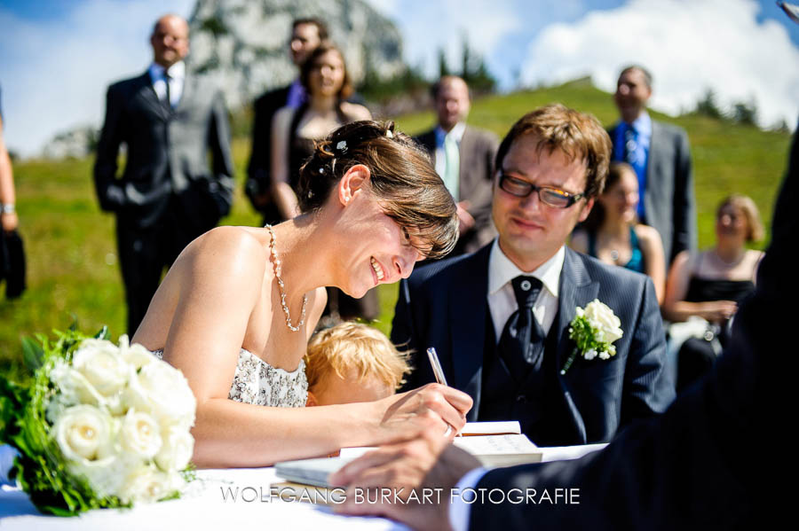 Hochzeit Fotograf Chiemsee, Braut bei der Unterschrift