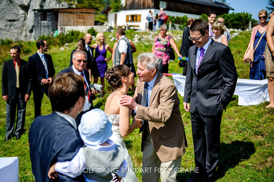 Hochzeit Fotograf Chiemsee, Glückwünsche an das Brautpaar nach der freien Trauung