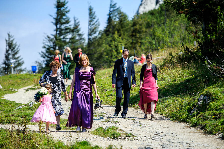 Hochzeitsreportage Chiemgau, Hochzeitsgäste gehen zurück zur Sonnenalm nach der Trauung