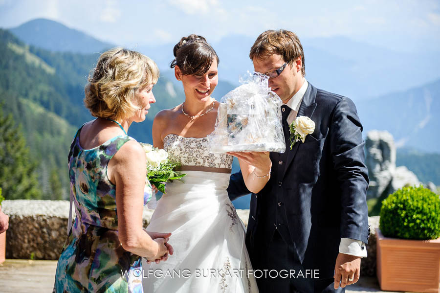 Hochzeit Foto-Reportage Chiemgau, Geschenk für das Brautpaar