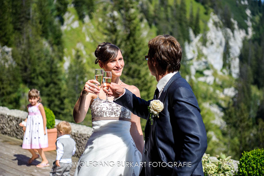 Hochzeit Foto-Reportage Chiemgau, Hochzeitsfoto auf der Alm mit Sekt