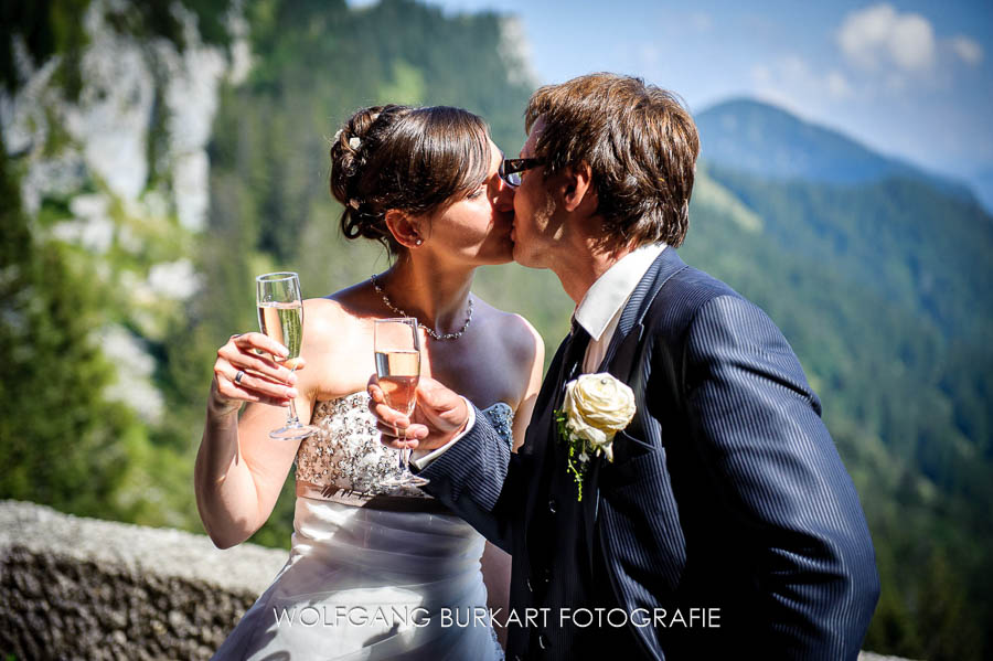 Hochzeit Foto-Reportage Chiemgau, Brautpaar beim Sektempfang