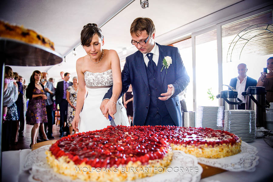 Hochzeit Foto-Reportage Chiemgau, Anschneiden der Hochzeitstorte
