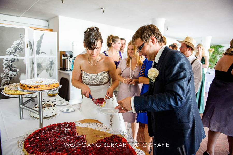 Hochzeit Foto-Reportage Chiemgau, Verteilen der Hochzeitstorte durch das Brautpaar