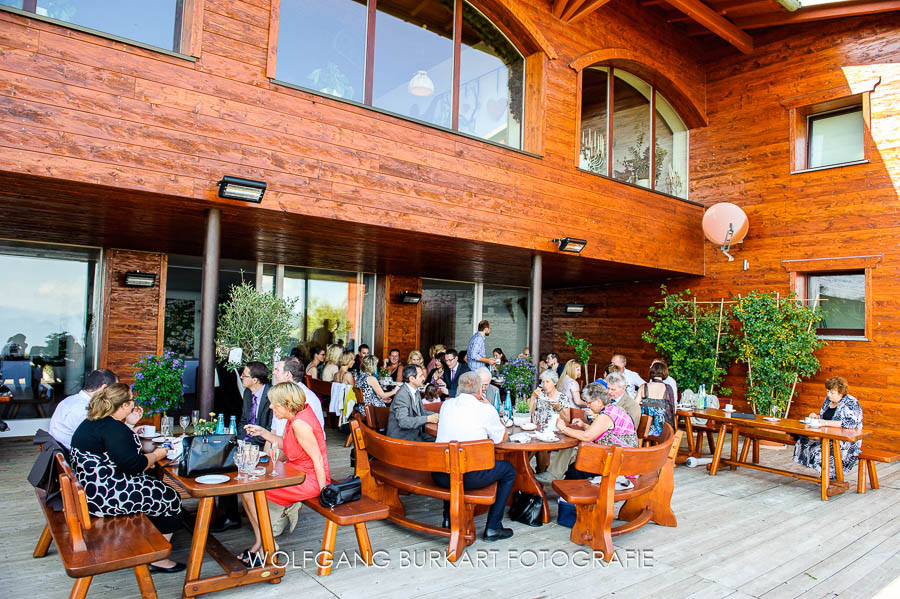 Hochzeit Foto-Reportage Chiemgau, auf der Terrasse der Sonnenalm