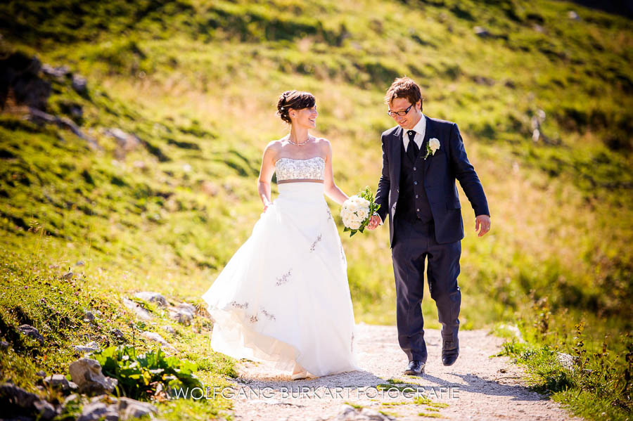 Hochzeit Fotograf Chiemgau, Brautpaarfoto auf einem Bergweg