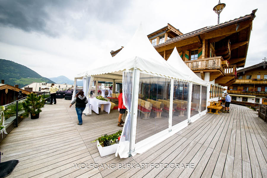 Hochzeitsfotograf aus München in Kitzbühel, Zelt für die Trauung auf der Terrasse der Maierl Alm in Kirchberg