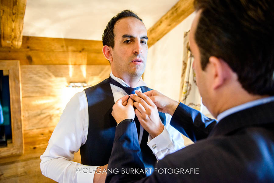 Hochzeitsfotograf aus München in Kitzbühel, Vorbereitungen des Bräutigams