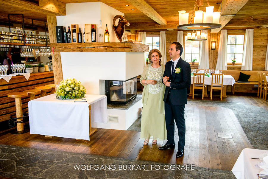 Hochzeitsfotograf aus München in Kitzbühel, Bräutigam mit Mutter