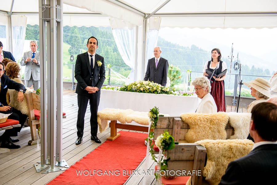Hochzeitsfotograf aus München in Kitzbühel, Bräutigam wartet auf seine Braut vor der Trauung