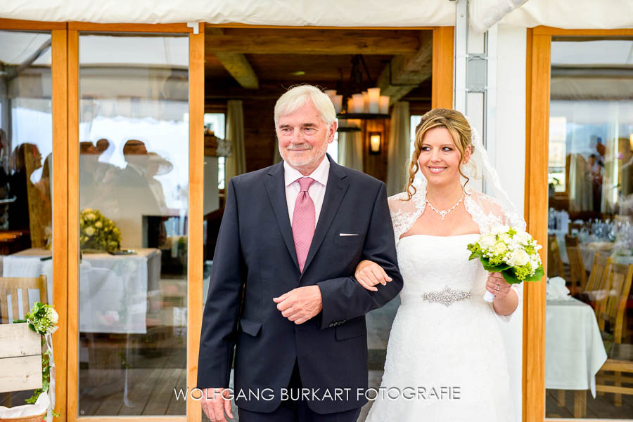Hochzeitsfotograf aus München in Kitzbühel, Einzug von Braut mit Brautvater
