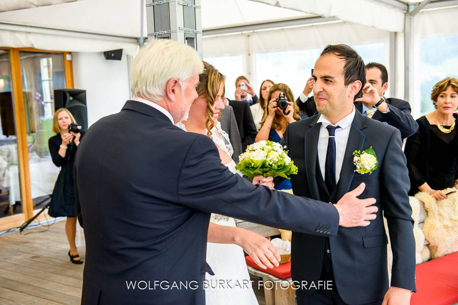 Hochzeitsfotograf aus München in Kitzbühel, Ankunft der Braut beim Bräutigam