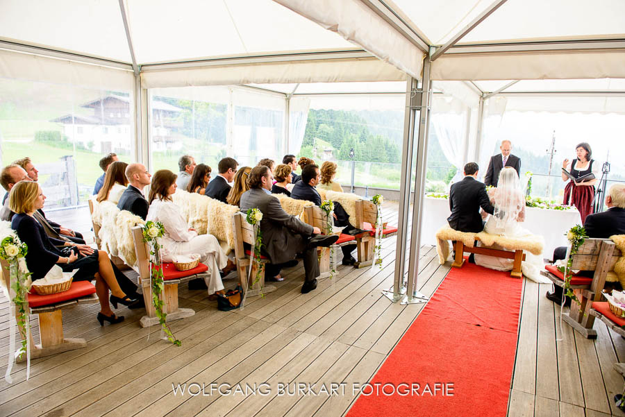 Hochzeitsfotograf aus München in Kitzbühel, Trauung im Zelt auf der Maierl Alm