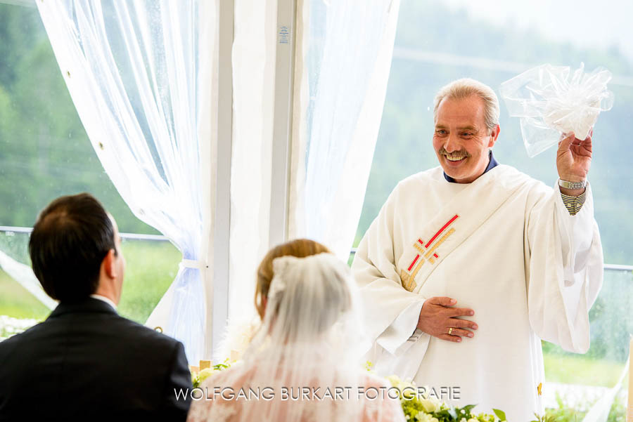 Hochzeitsfotograf aus München in Kitzbühel, Pfarrer bei der freien kirchlichen Trauung