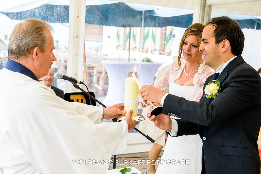 Hochzeitsfotograf aus München in Kitzbühel, Brautpaar entzündet die Hochzeitskerze