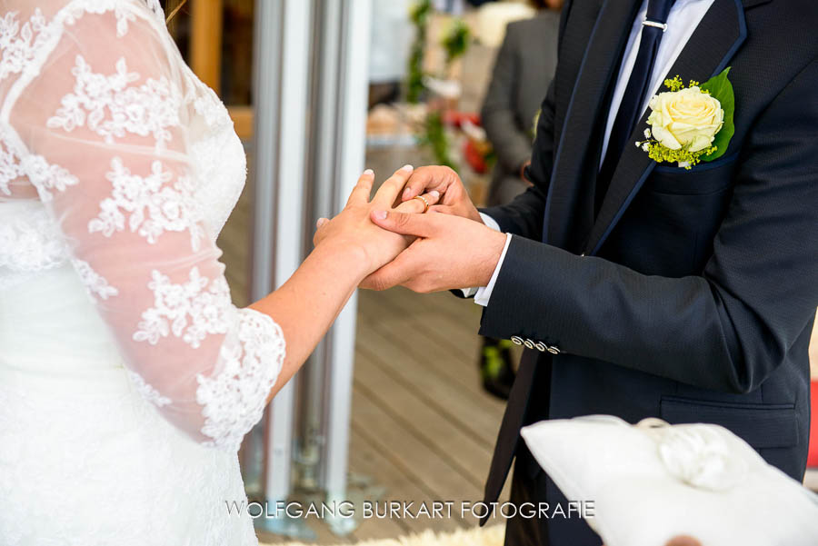 Hochzeitsfotograf aus München in Kitzbühel, Bräutigam steckt seiner Braut den Ehering an