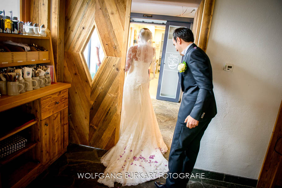 Hochzeitsfotograf aus München in Kitzbühel, Braut mit Blüten auf der Schleppe