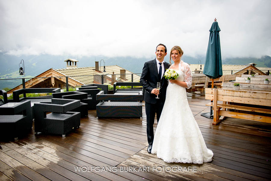 Hochzeit Foto-Reportage Kitzbühel, Brautpaar beim Sektempfang