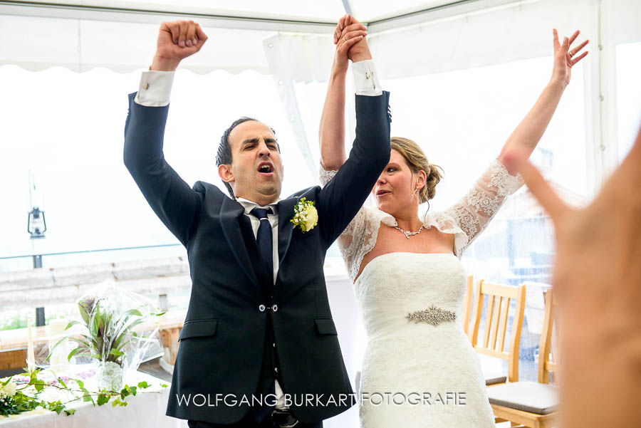 Hochzeit Foto-Reportage Kitzbühel, jubelndes Brautpaar in Tirol