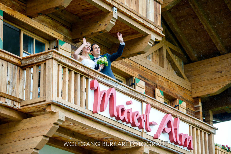 Hochzeit Fotograf Kirchberg in Tirol, Brautpaar in der Maierl Alm