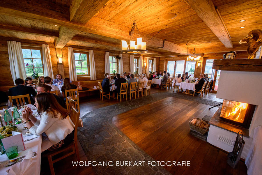 Hochzeit Fotograf Kitzbühel in Tirol, Hochzeitsfeier in den Bergen auf der Alm