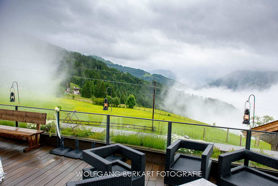 Hochzeit Fotograf Kitzbühel, Blick von der Terrasse der Maierl Alm in Tirol
