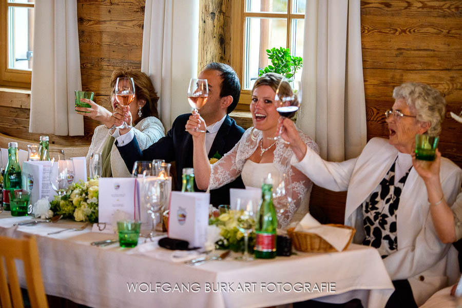 Hochzeit Fotograf Kitzbühel, Brautpaar bei der Feier